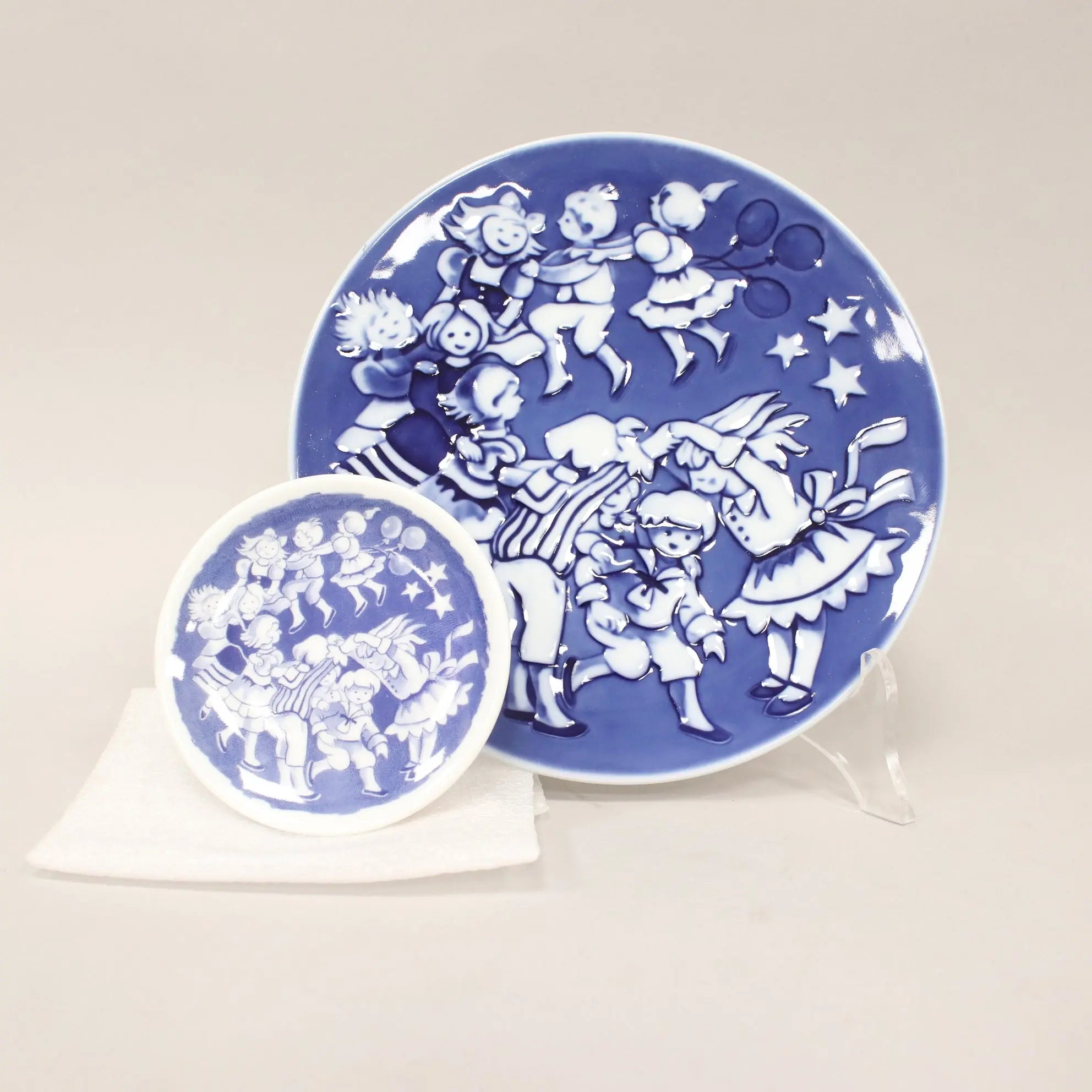 Royal Copenhagen Plate Christmas Children 2000 Blue Porcelain - A Fun Game (London Bridge in Falling Down) | Modernism | 