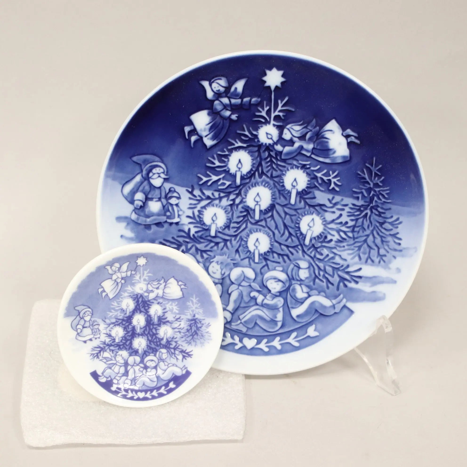Royal Copenhagen Plate Children's Christmas Blue Porcelain 2003 - Christmas Eve | Modernism | 