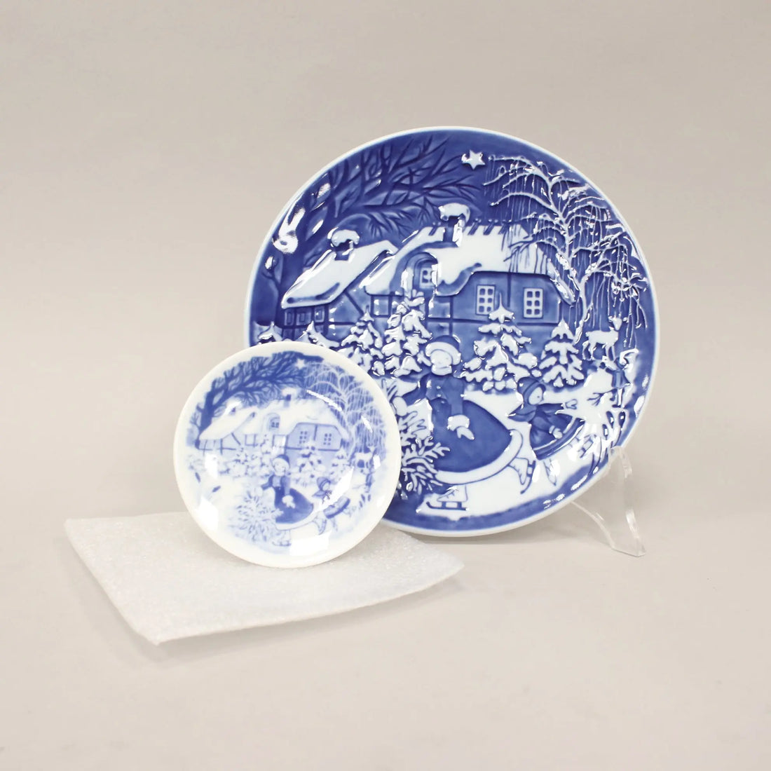 Royal Copenhagen Plate Christams Children 2004 Blue Porcelain - The Queen of Skates | Modernism | 