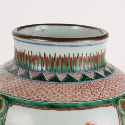 Jarrón de porcelana pintado con esmaltes Wu