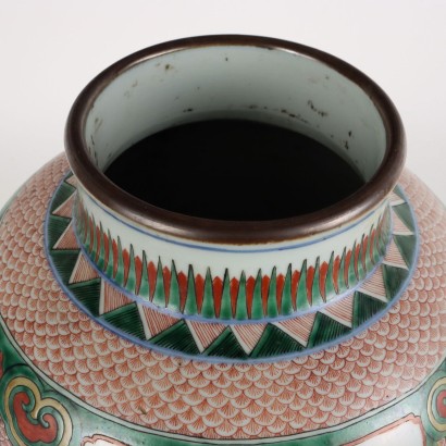 Vase en porcelaine peinte aux émaux Wu