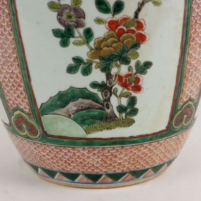 Vase en porcelaine peinte aux émaux Wu